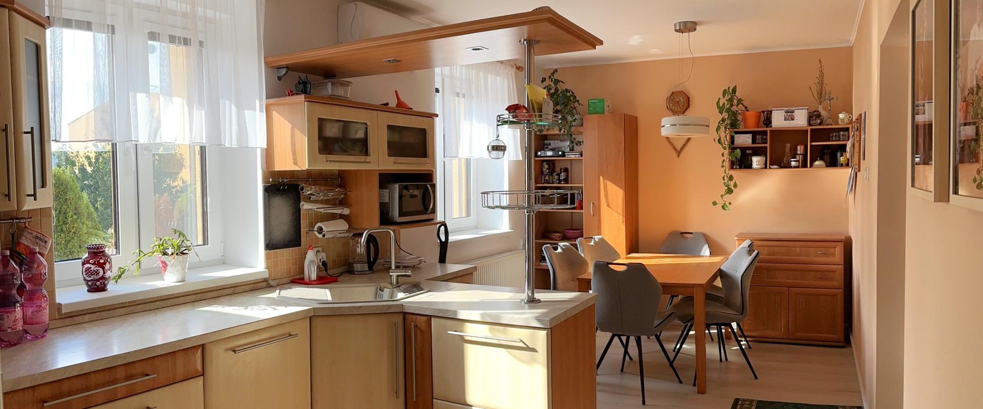 Priestranný 5-izbový rodinný dom s dvoma garážami