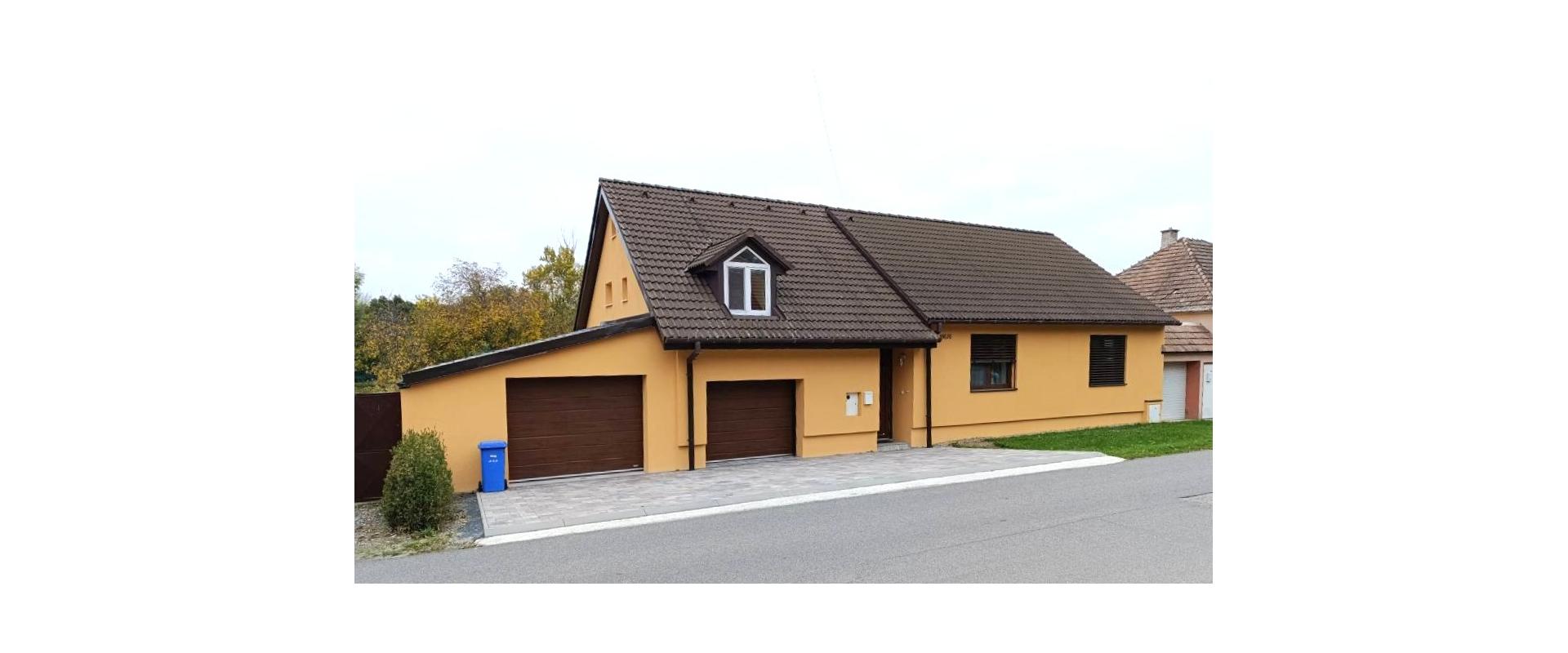 Priestranný 5-izbový rodinný dom s dvoma garážami