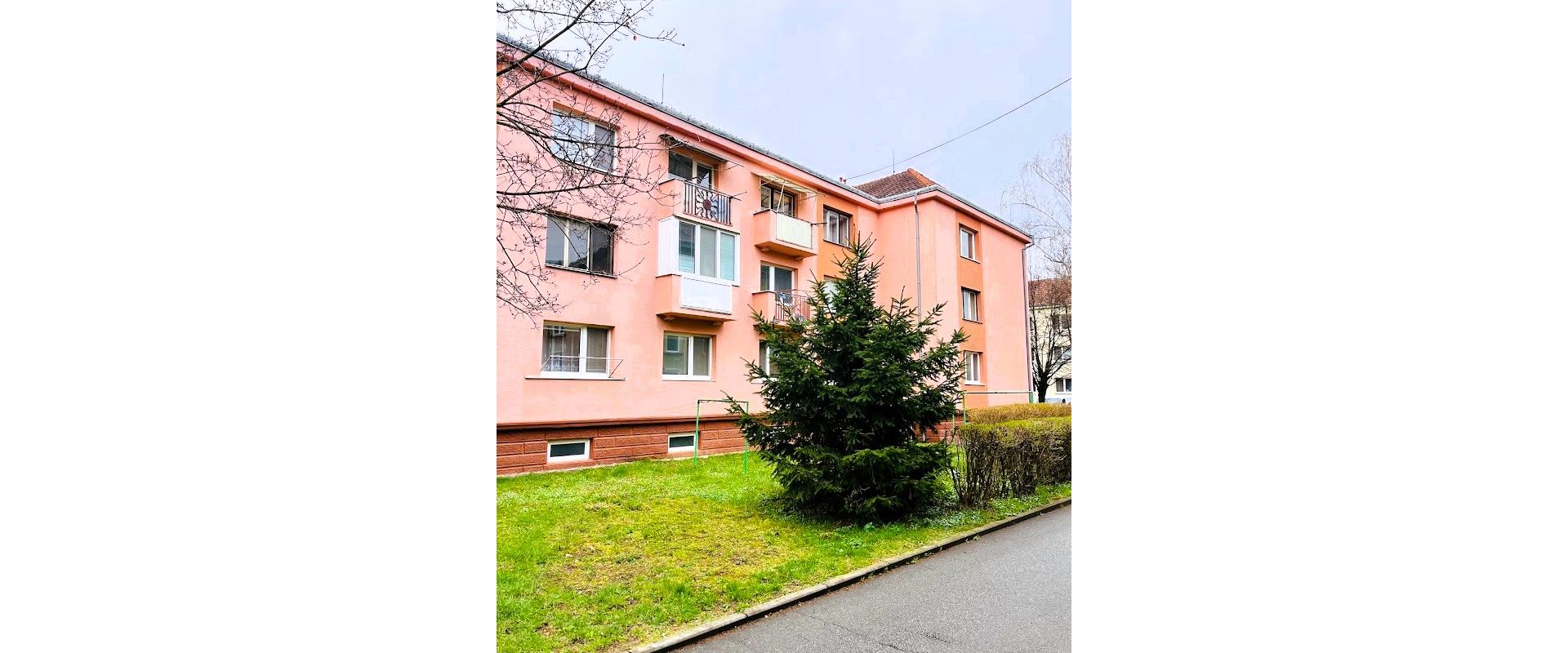 Na predaj 2-izbový byt s balkónom – Sídlisko I, Ulica Československej armády v Humennom.