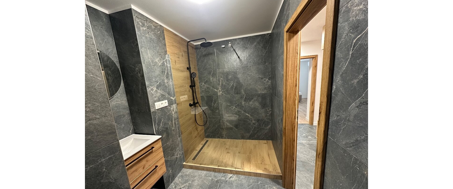 Ponúkam na prenájom kompletne rekonštruovaný byt v Komarne