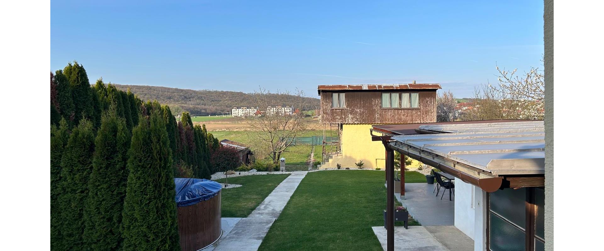 Rodinný dom s veľkým pozemkom 10min od Serede