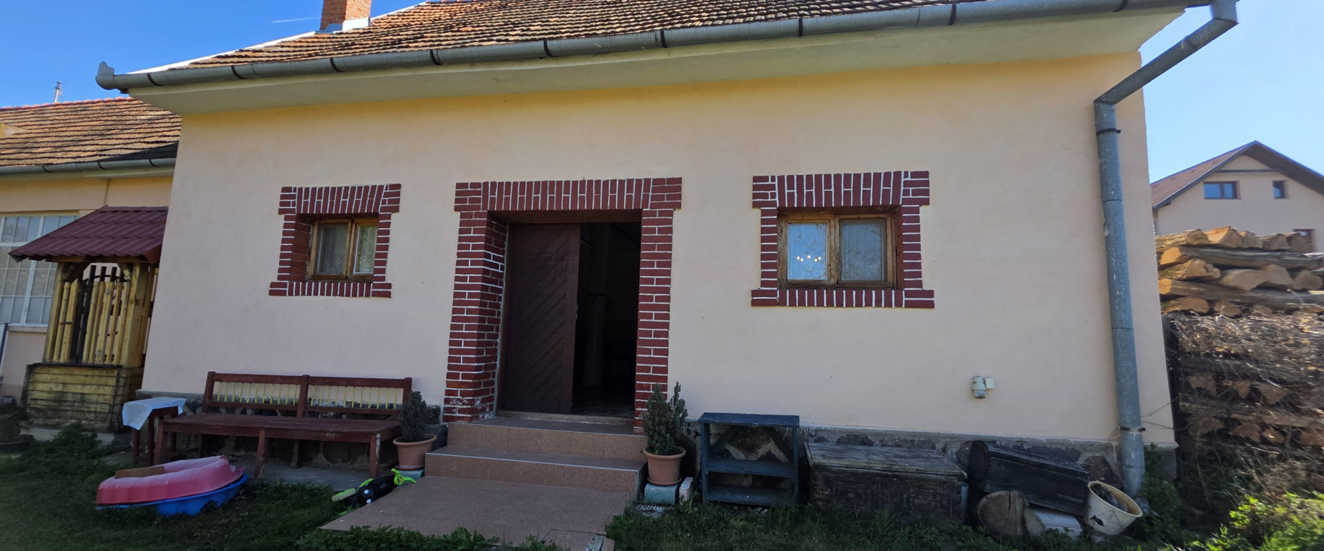 Zrekonštruovaný rodinný dom s veľkým pozemkom – Čaradice