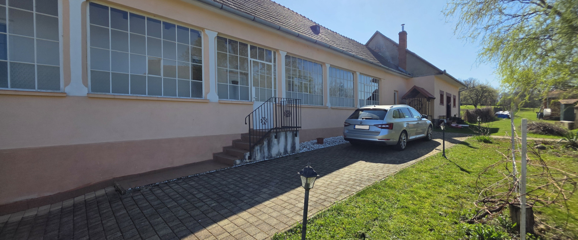 Zrekonštruovaný rodinný dom s veľkým pozemkom – Čaradice