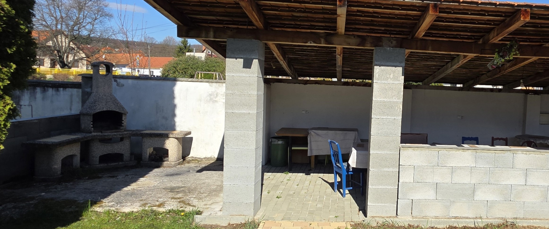 Zrekonštruovaný rodinný dom s veľkým pozemkom – Čaradice