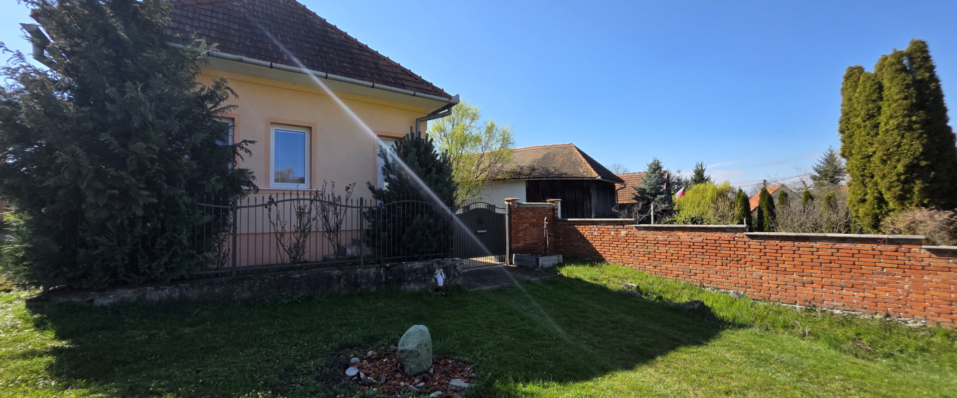 Zrekonštruovaný rodinný dom s veľkým pozemkom – Čaradice