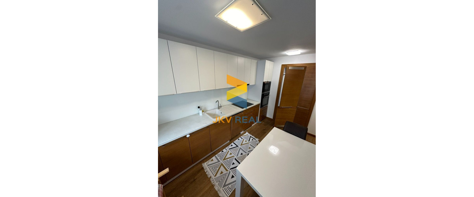 Kompletne zrekonštruovaný- 2,5 izbový byt