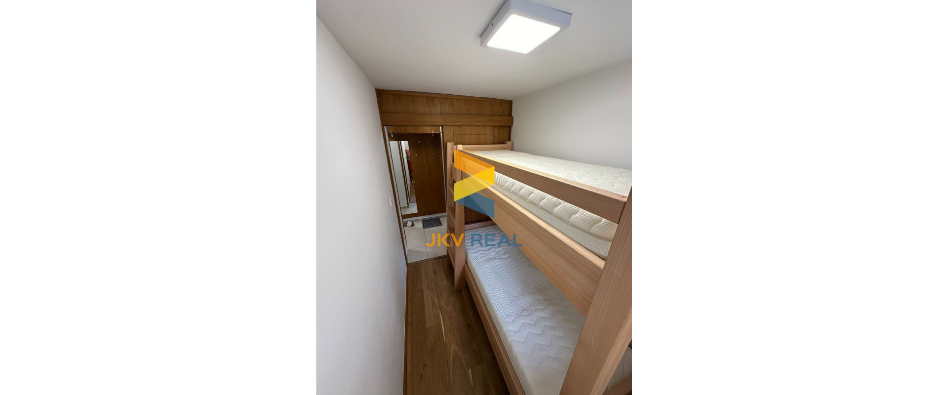 Kompletne zrekonštruovaný- 2,5 izbový byt