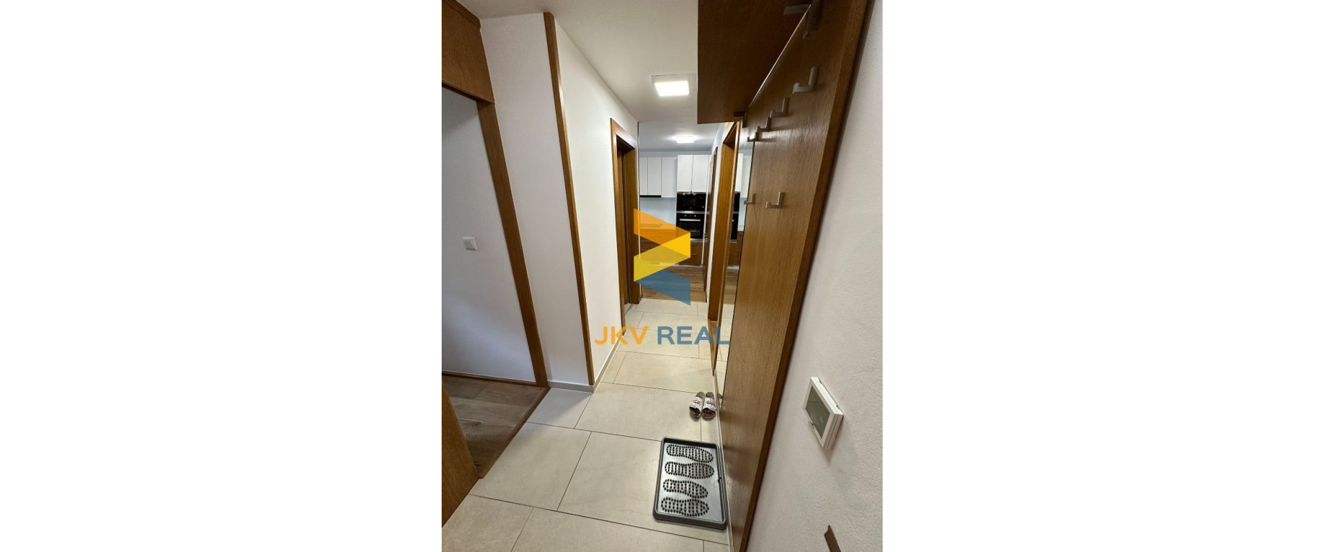 Kompletne zrekonštruovaný- 2,5 izbový byt