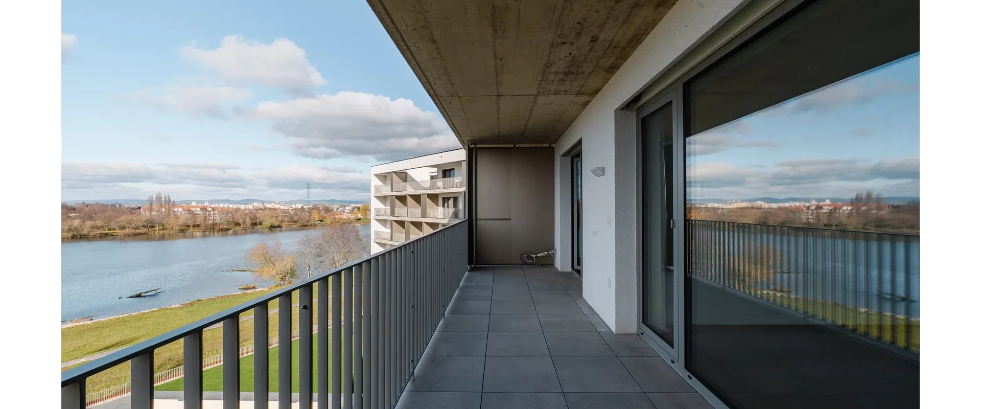 BLUE WAVE | 2-IZBOVÝ APARTMÁN S LOGGIOU 18m² | VÝHĽAD NA VÁH