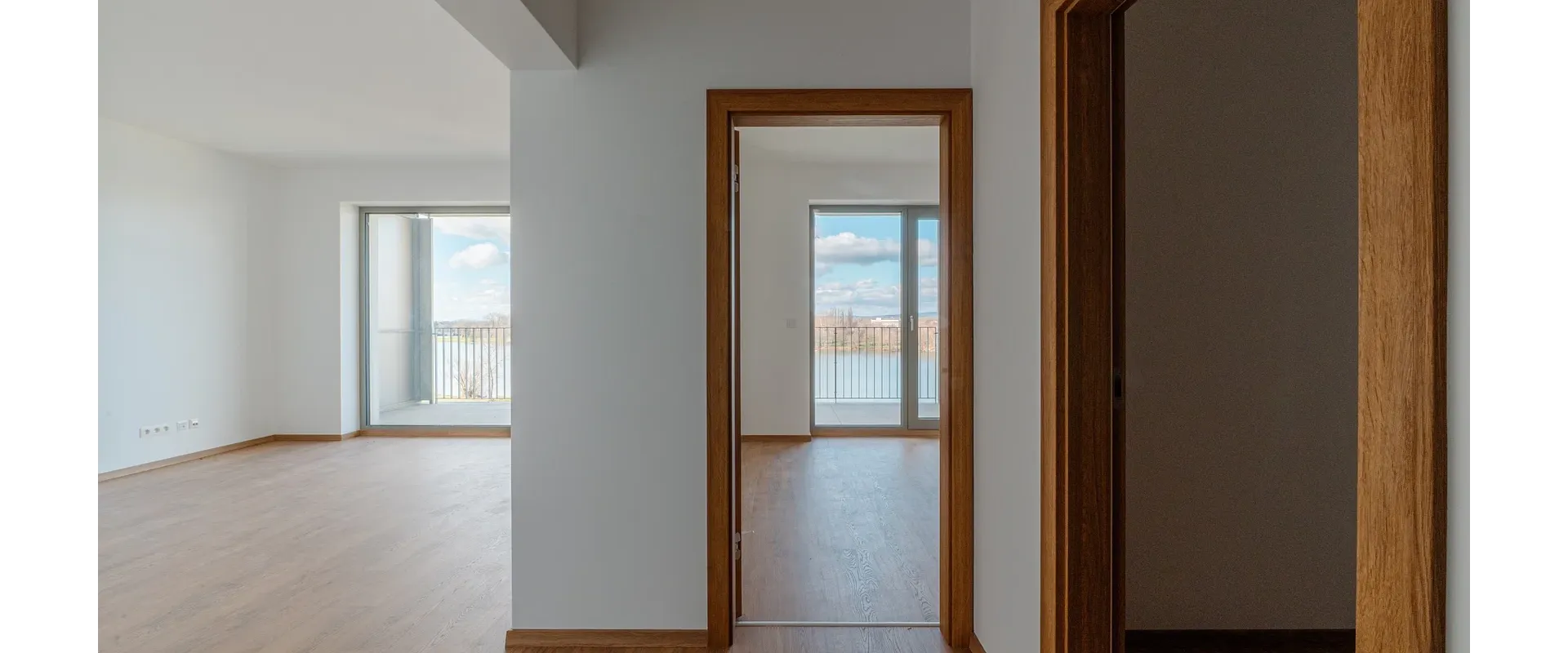 BLUE WAVE | 2-IZBOVÝ APARTMÁN S LOGGIOU 18m² | VÝHĽAD NA VÁH