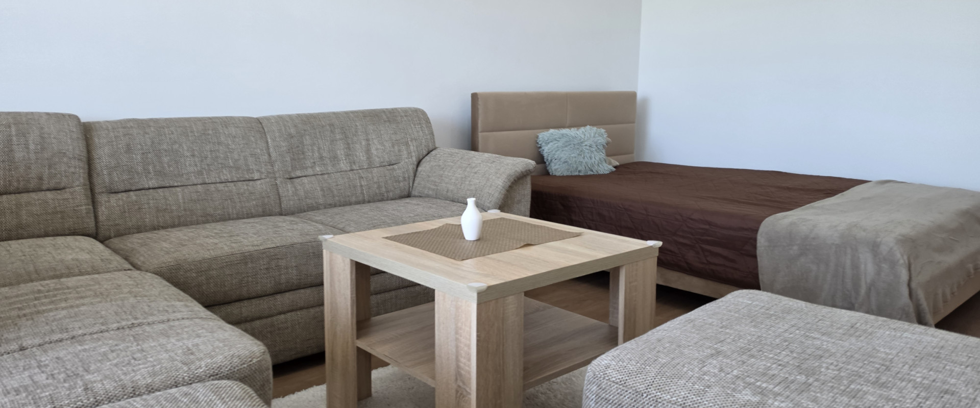 PRENÁJOM 1-izbový byt s balkónom, parkovaním a pivnicou