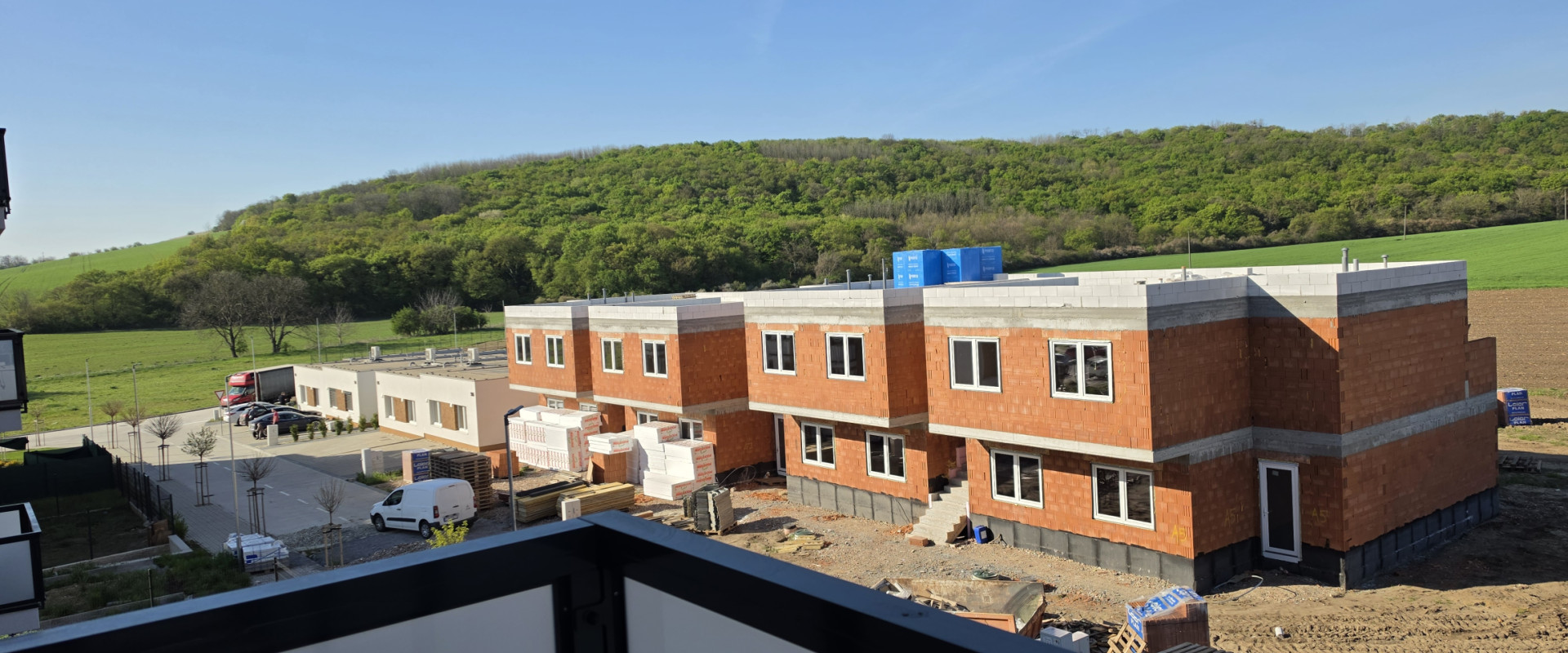 PRENÁJOM 1-izbový byt s balkónom, parkovaním a pivnicou