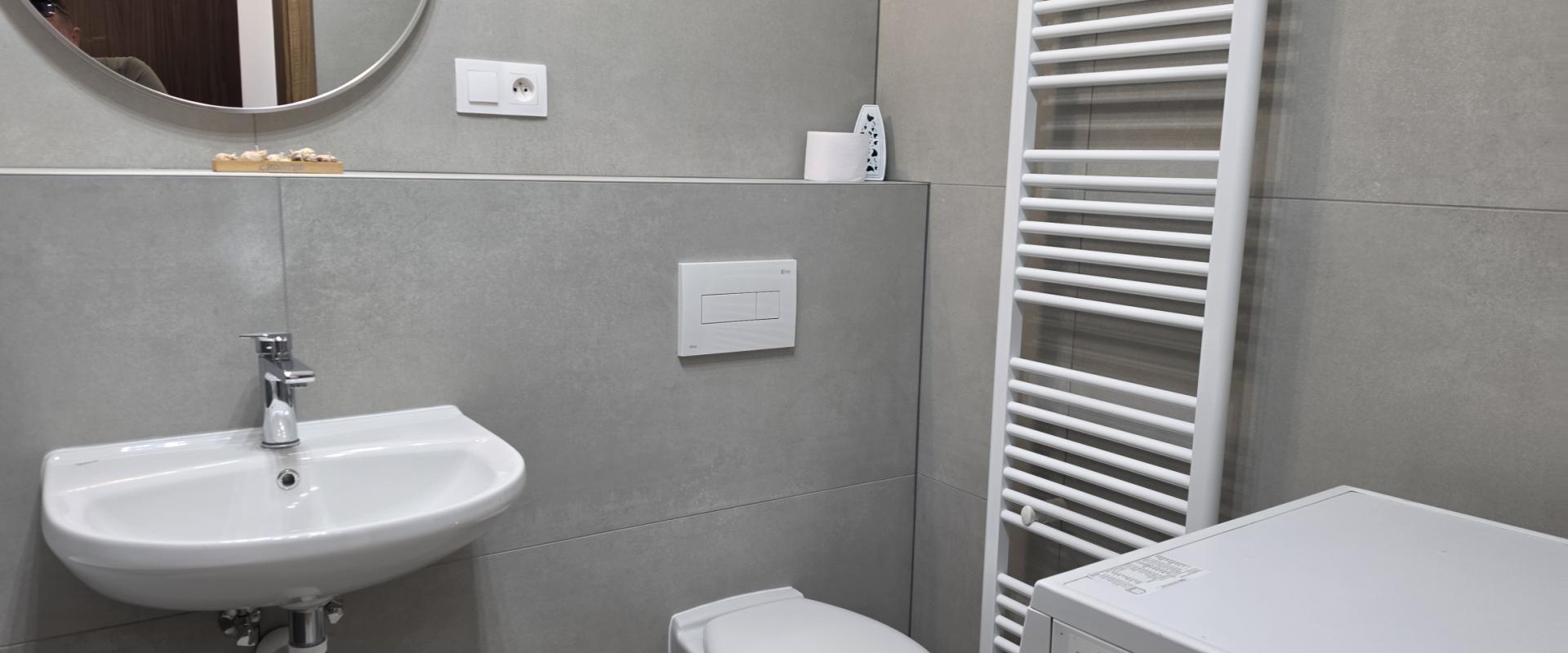 PRENÁJOM 1-izbový byt s balkónom, parkovaním a pivnicou