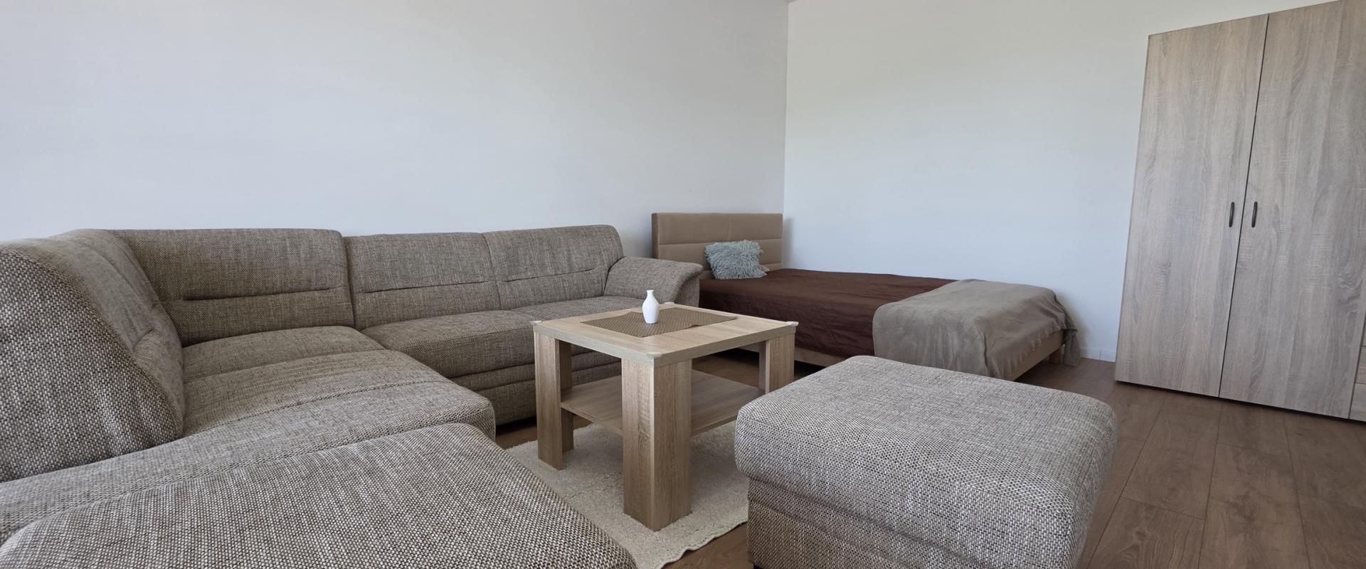 PRENÁJOM 1-izbový byt s balkónom, parkovaním a pivnicou