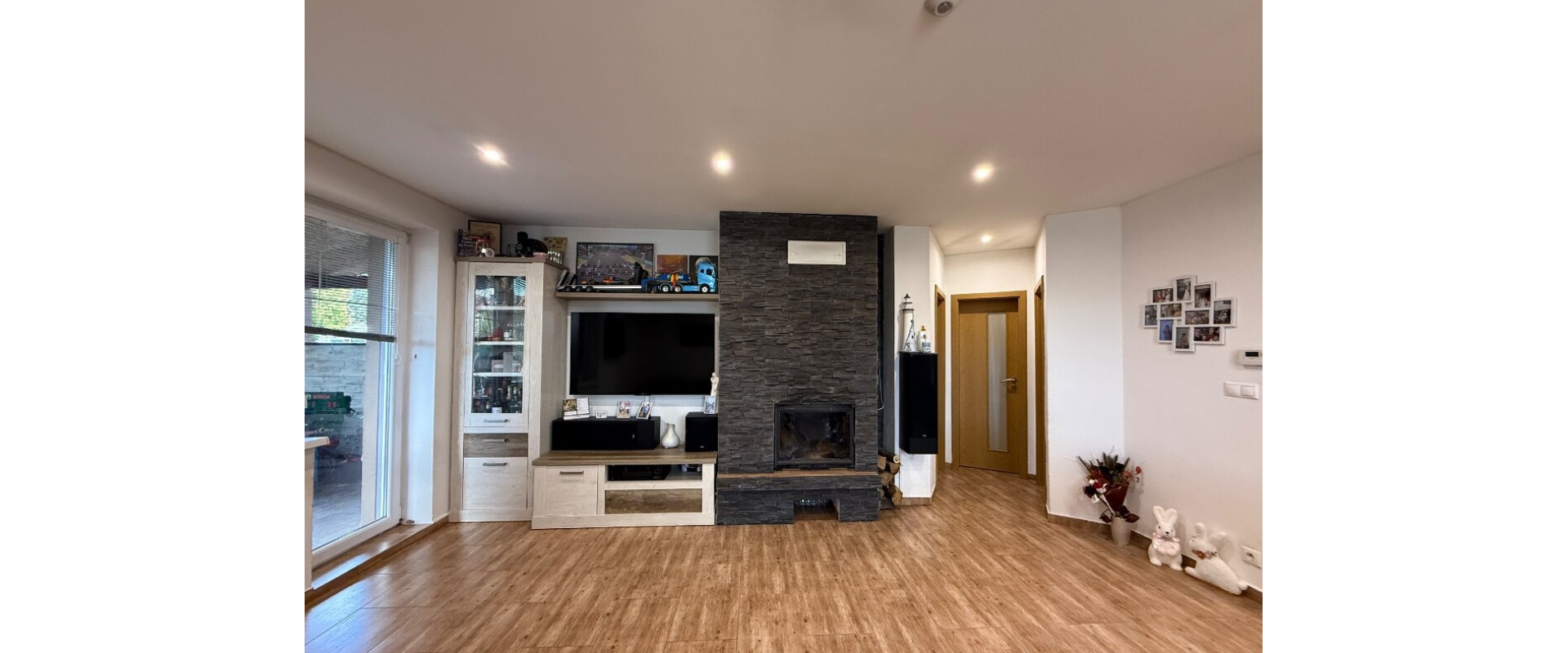 Rodinný dom s veľkou garážou, bazénom a súkromím– Golianovo