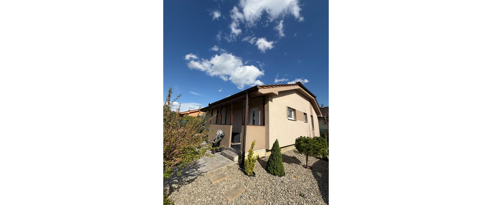 Rodinný dom s veľkou garážou, bazénom a súkromím– Golianovo