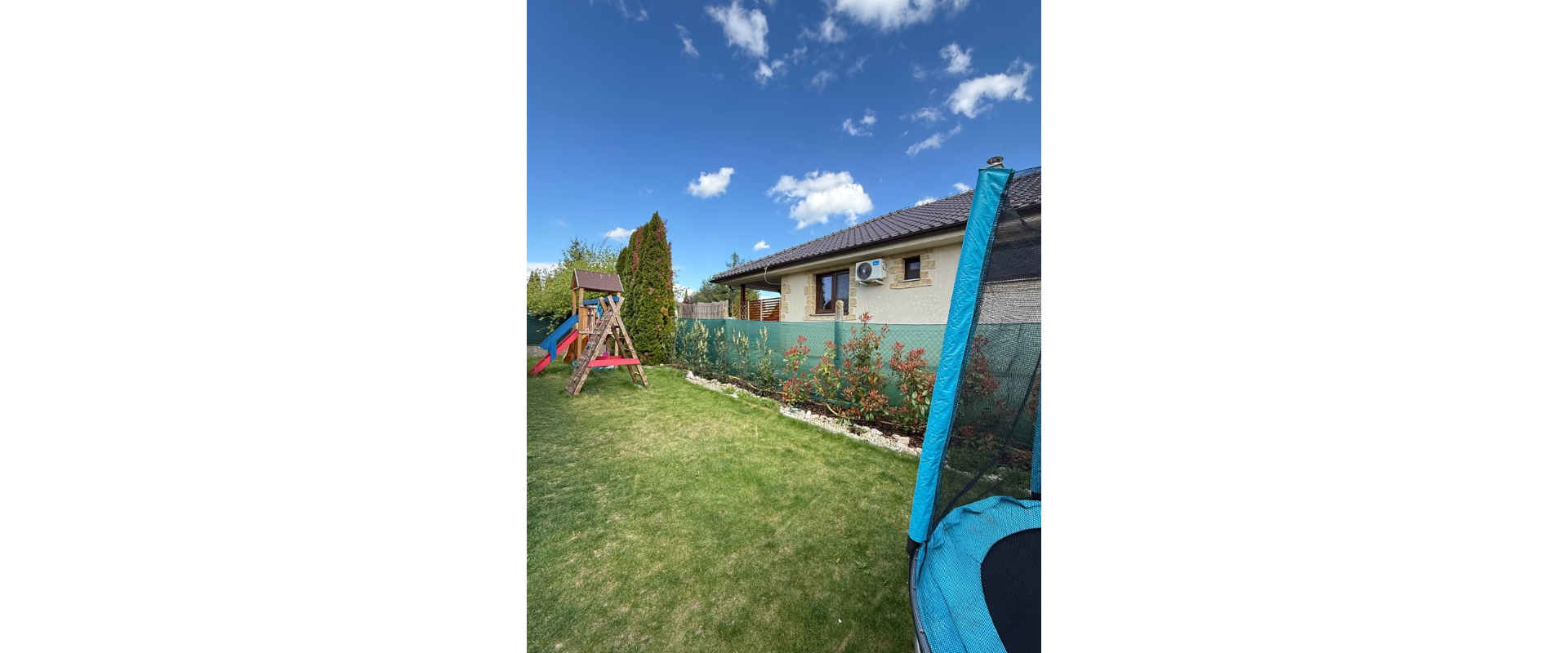 Rodinný dom s veľkou garážou, bazénom a súkromím– Golianovo