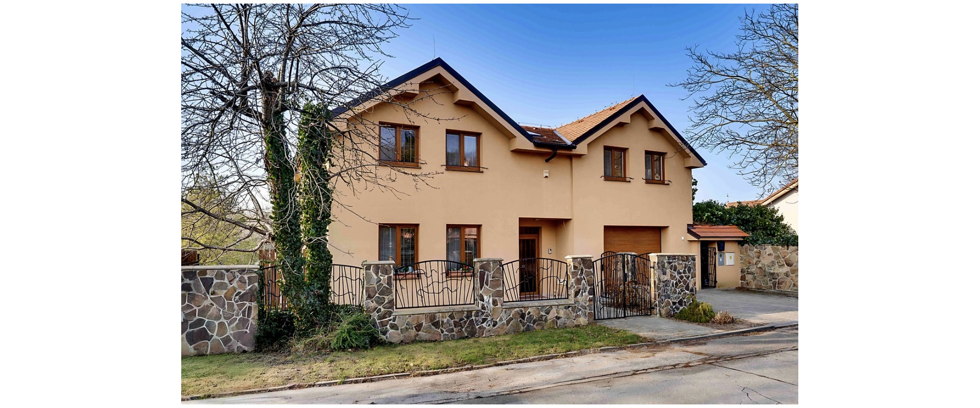 PREDAJ NADŠTANDARDNÝ DOM, 7 IZIEB, 4 KÚPEĽNE, ZÁHRADA, GARÁŽ