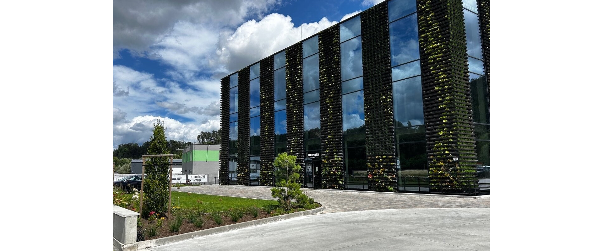 REPREZENTATÍVNY SHOWROOM - kancelárie s veľkou terasou