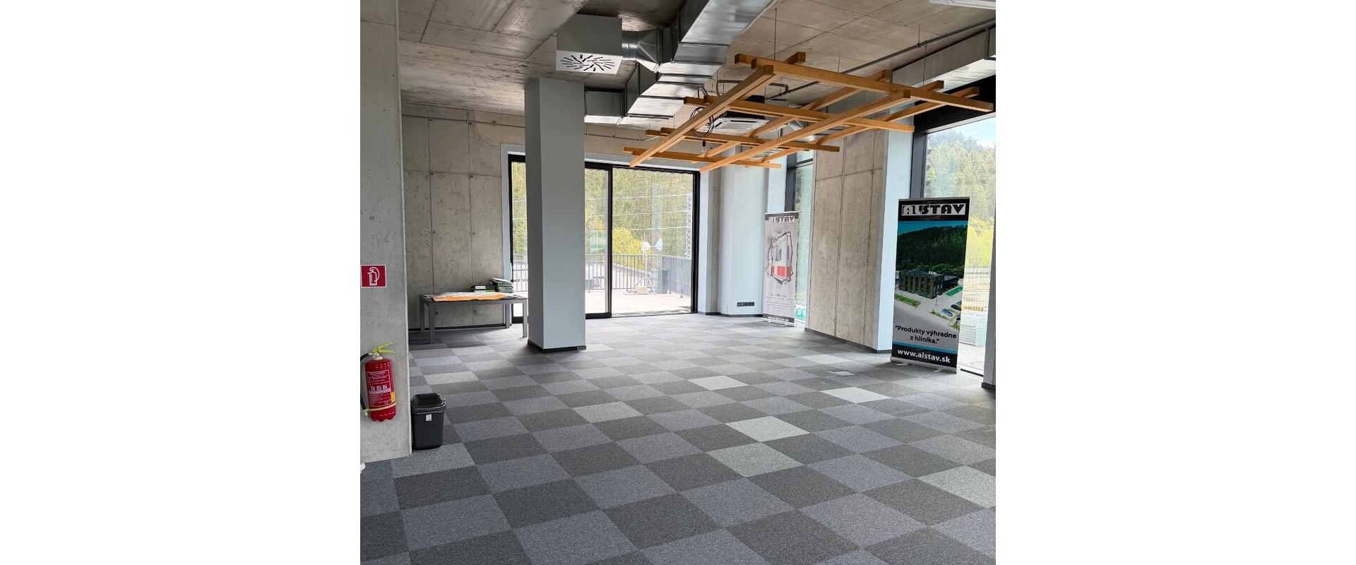REPREZENTATÍVNY SHOWROOM - kancelárie s veľkou terasou