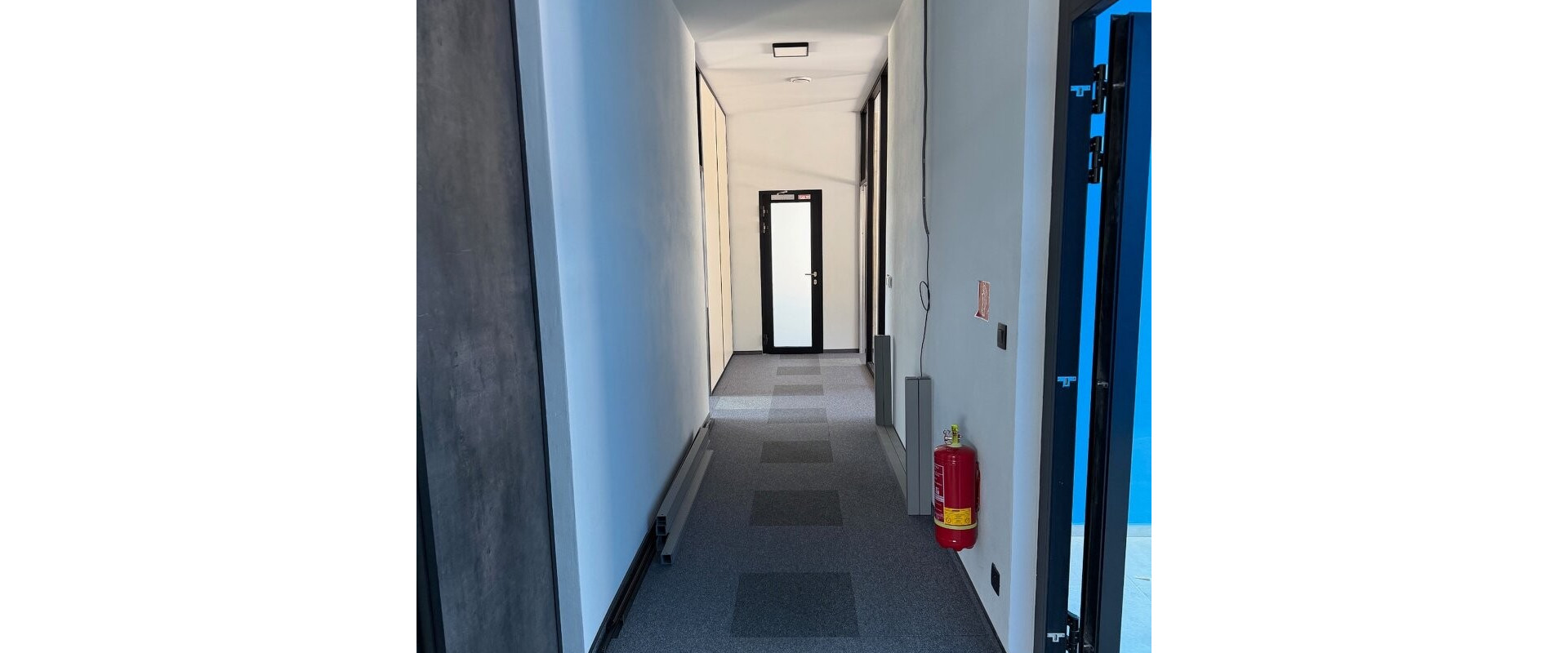 REPREZENTATÍVNY SHOWROOM - kancelárie s veľkou terasou