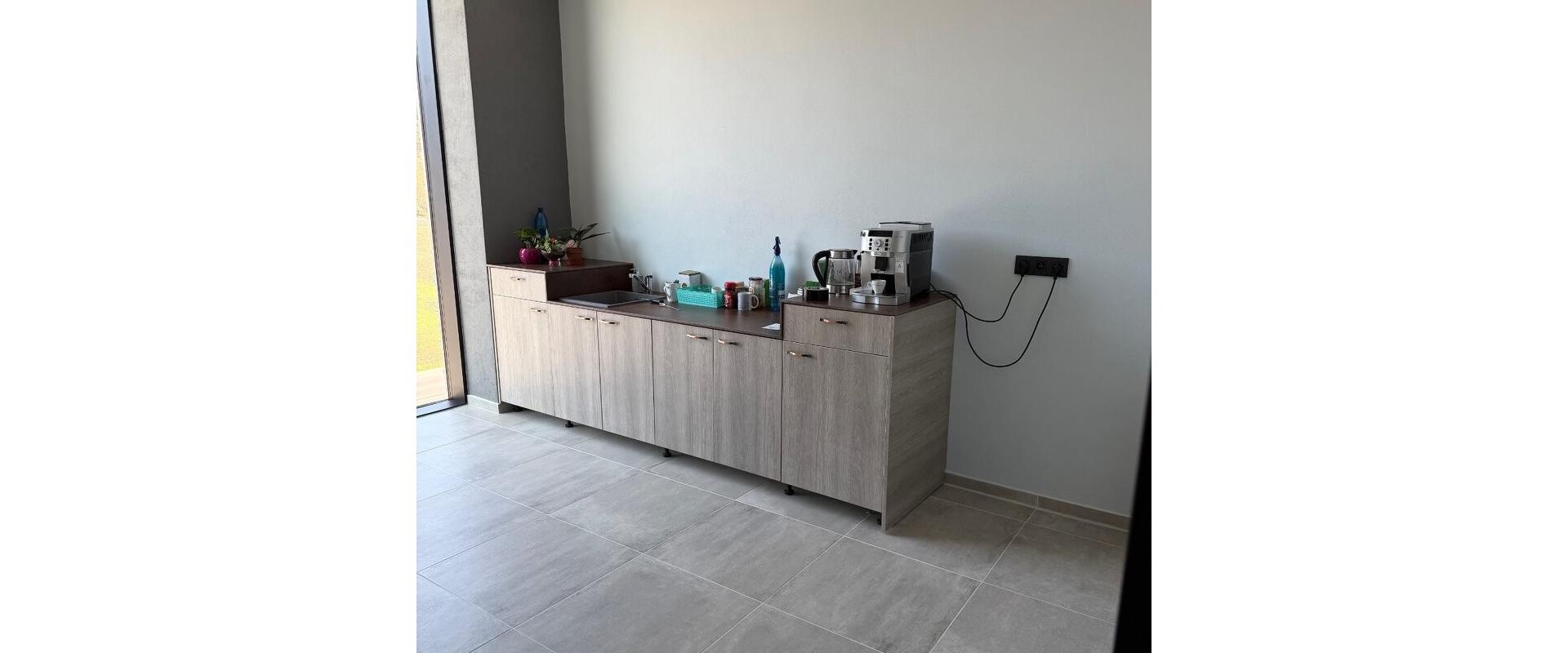 REPREZENTATÍVNY SHOWROOM - kancelárie s veľkou terasou