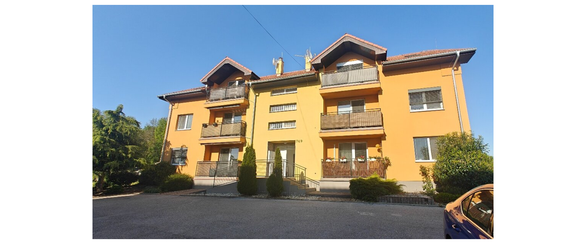 PRIESTRANNÝ 3-IZBOVÝ BYT S BALKÓNOM, PARKOVANÍM