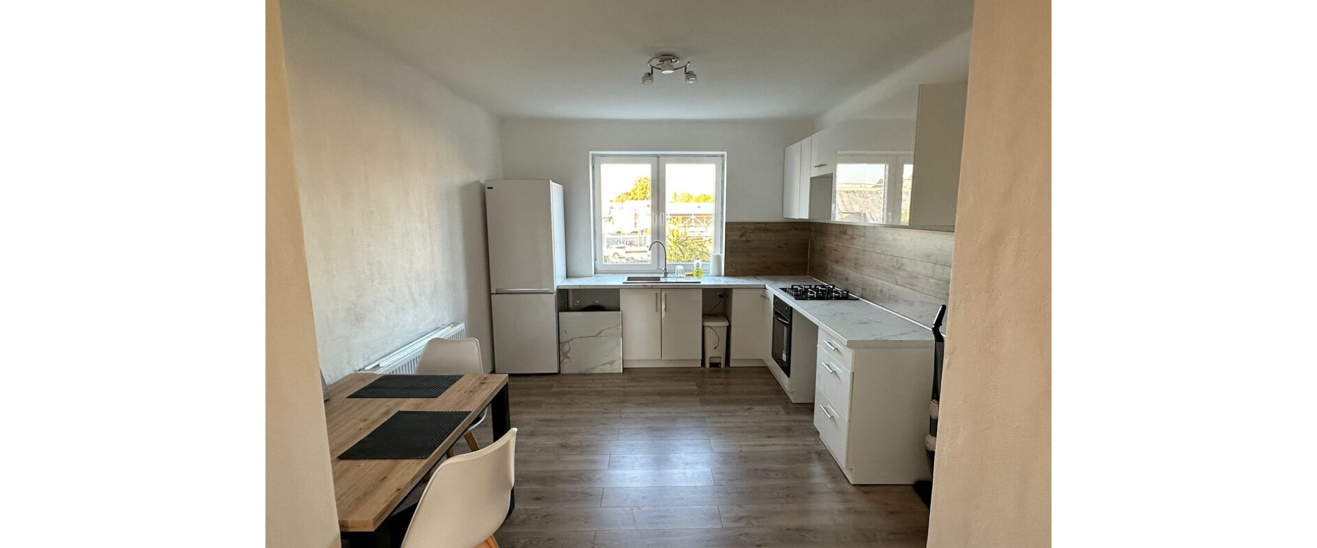 Slnečný 2-izbový byt s balkónom a parkovaním – Nové Zámky