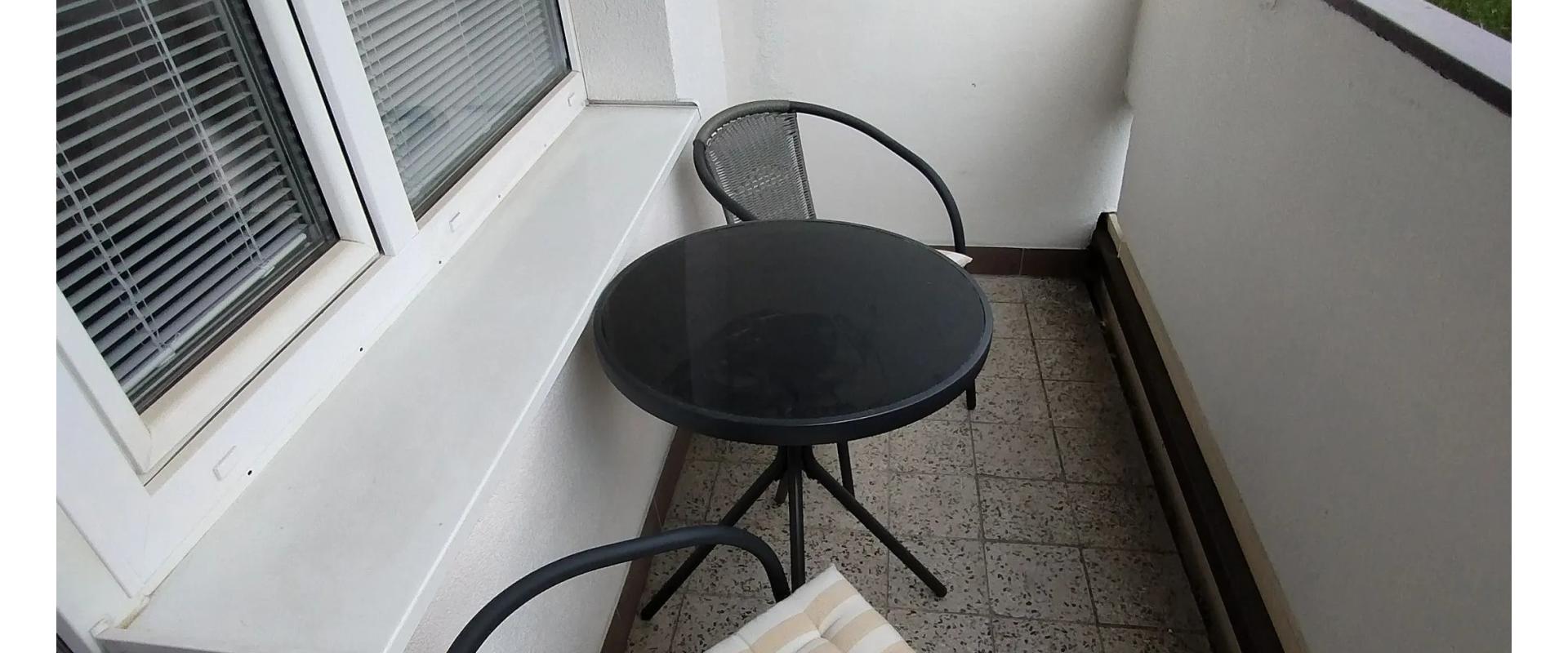 1-izbový moderný byt s výhľadom na hory uprostred zelene.
