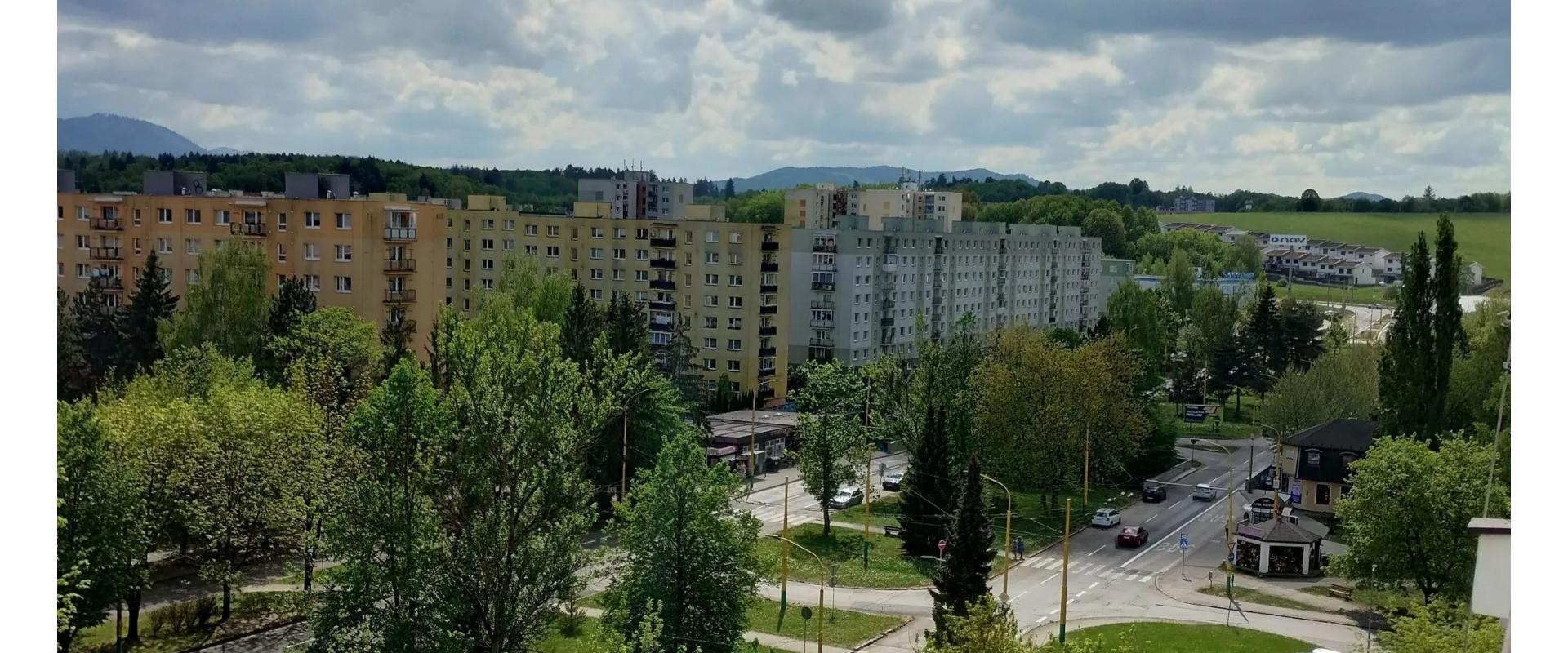 1-izbový moderný byt s výhľadom na hory uprostred zelene.