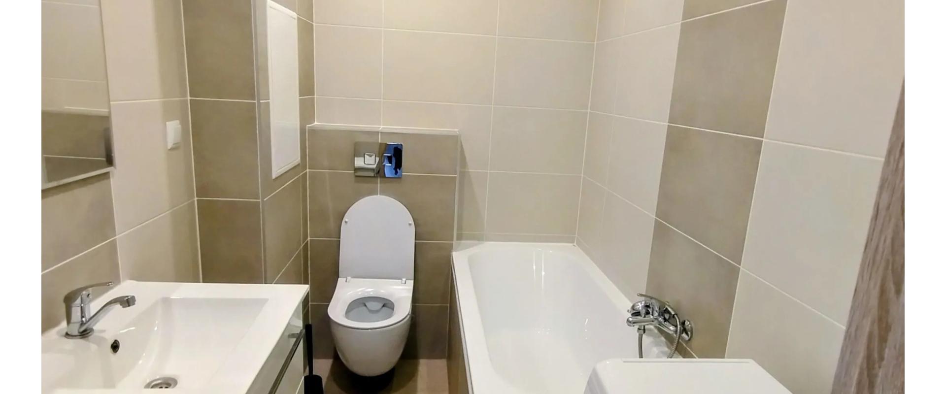 1-izbový moderný byt s výhľadom na hory uprostred zelene.