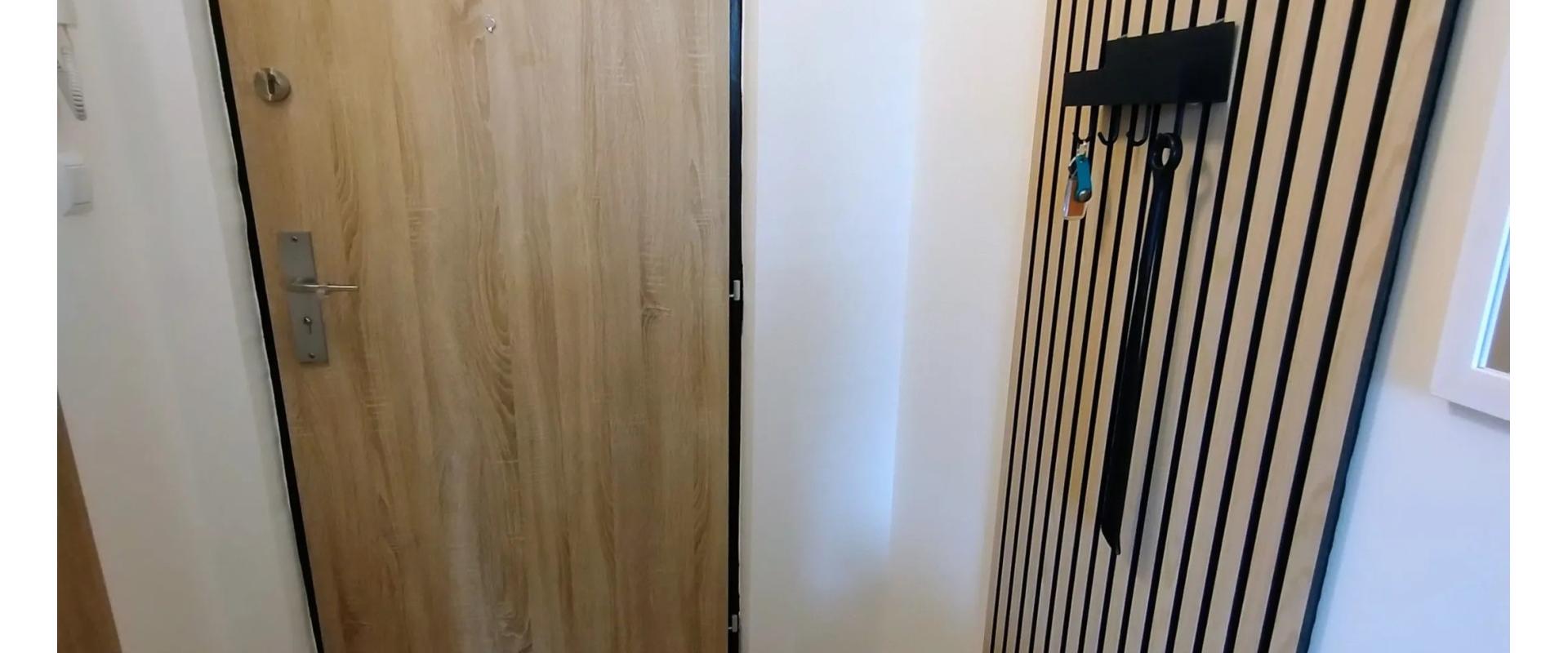 1-izbový moderný byt s výhľadom na hory uprostred zelene.