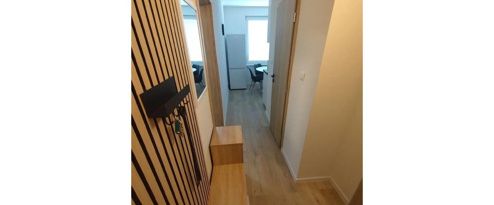 1-izbový moderný byt s výhľadom na hory uprostred zelene.