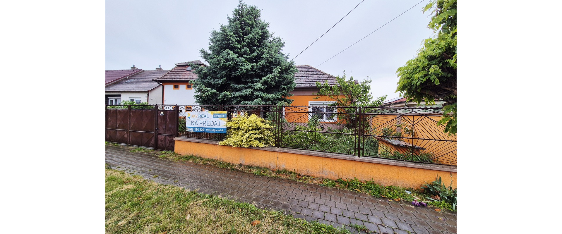 NA PREDAJ RODINNÝ DOM + HOSP.OBJEKTY S PRIESTRANNÝM POZEMKOM