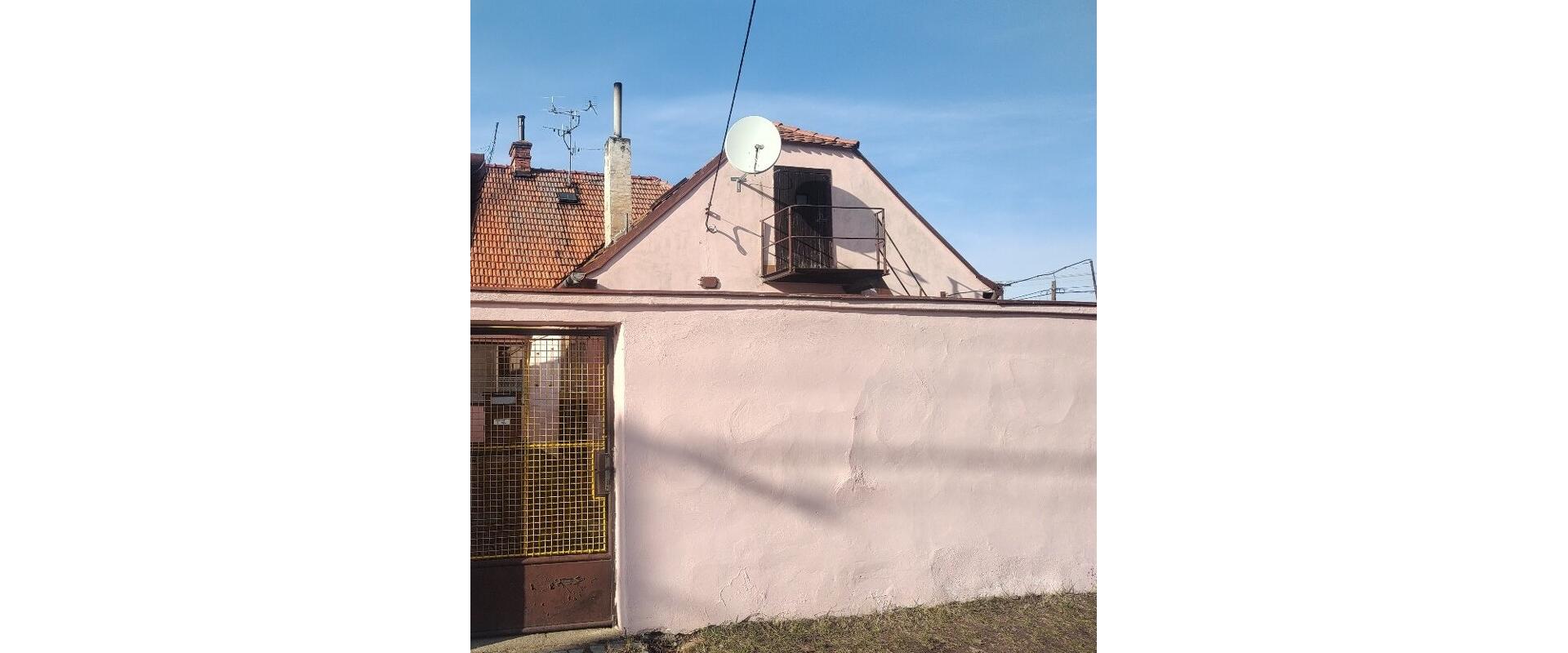 Dvojpodlažný dom na predaj, v obci pár minút autom od Žiliny
