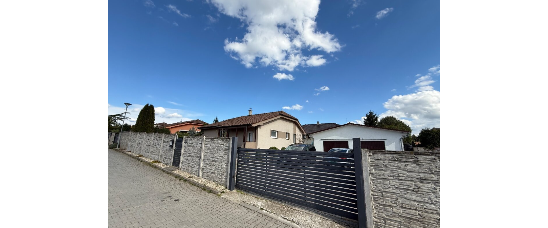 Moderný rodinný dom s bazénom a veľkou garážou