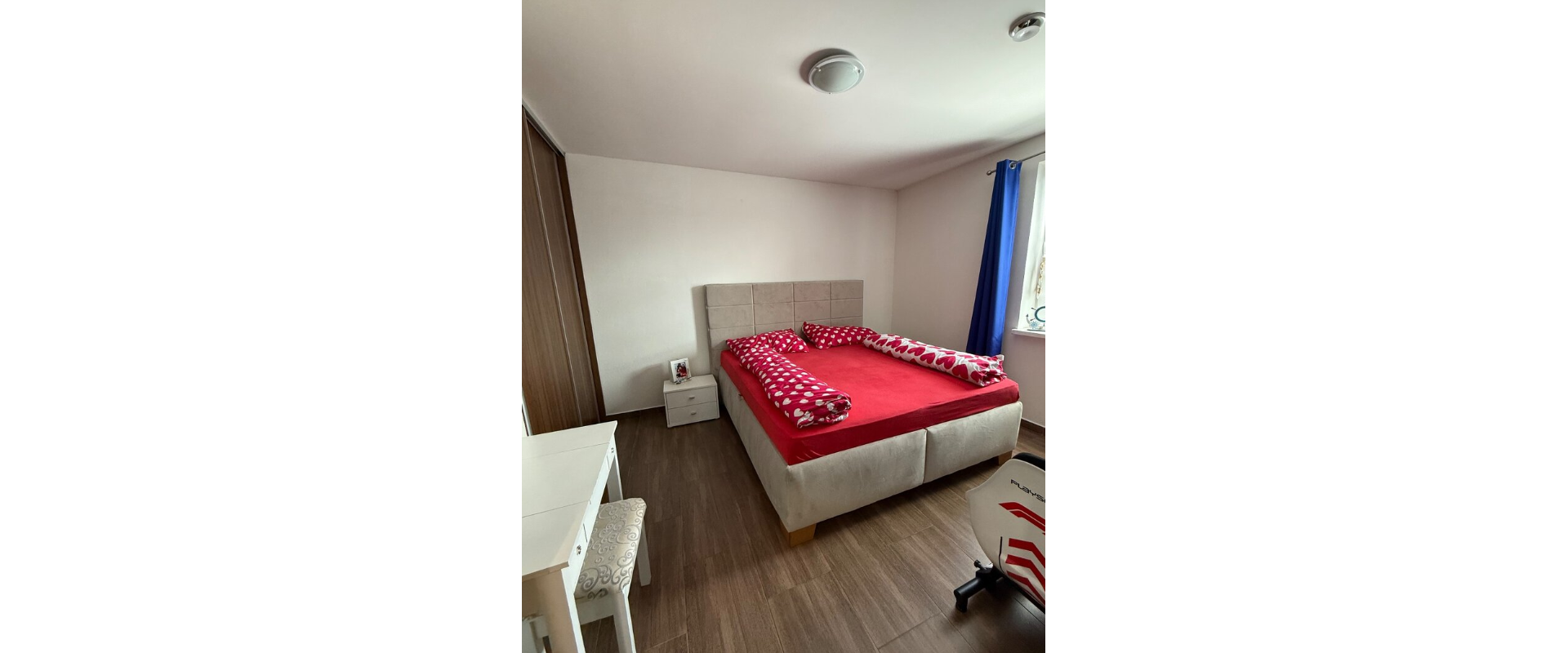 Moderný rodinný dom s bazénom a veľkou garážou