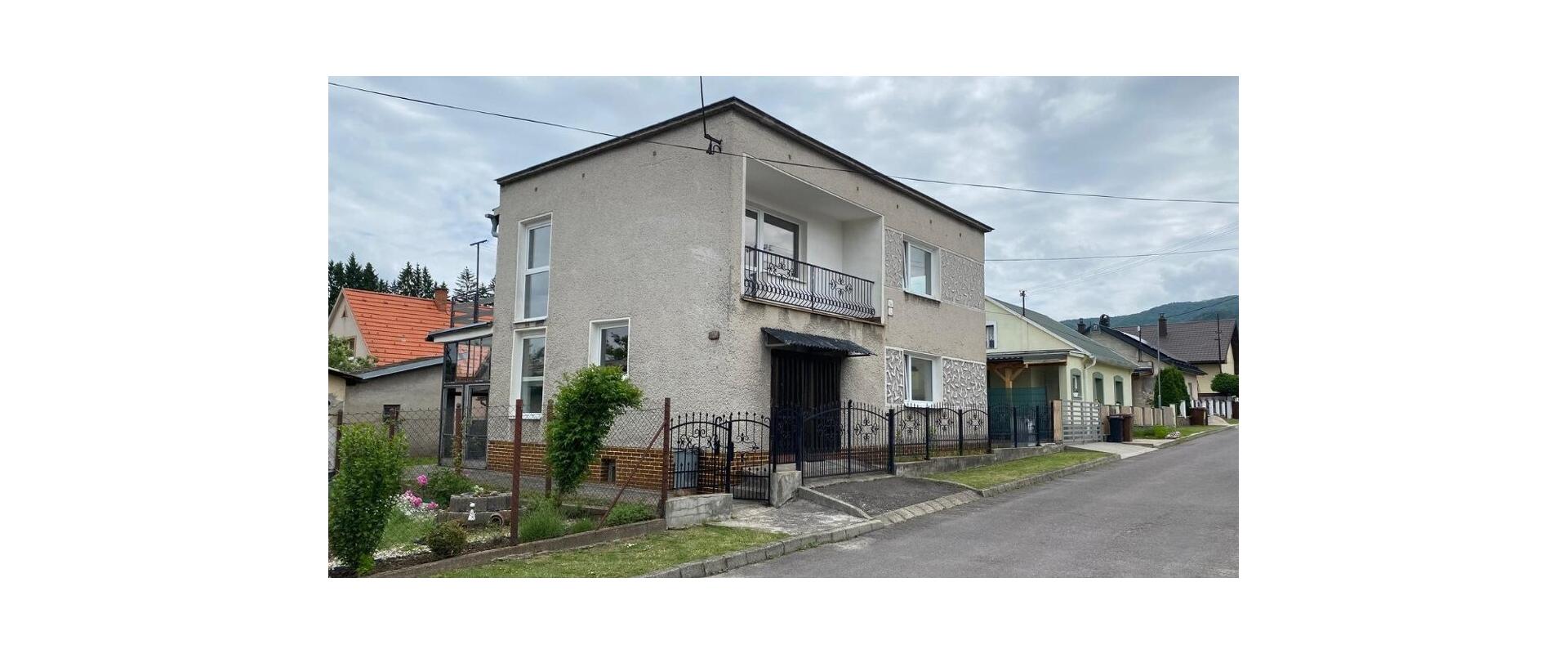 Rodinný dom na predaj s garážou, terasou – Handlová