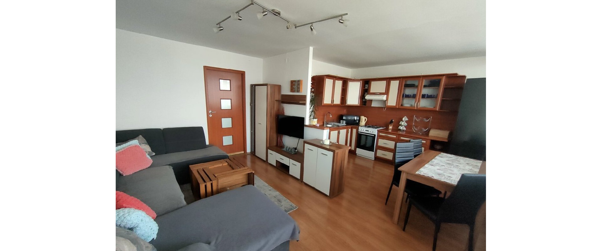 Na prenájom zariadený 3-izbový byt s loggiou -Košice, Terasa