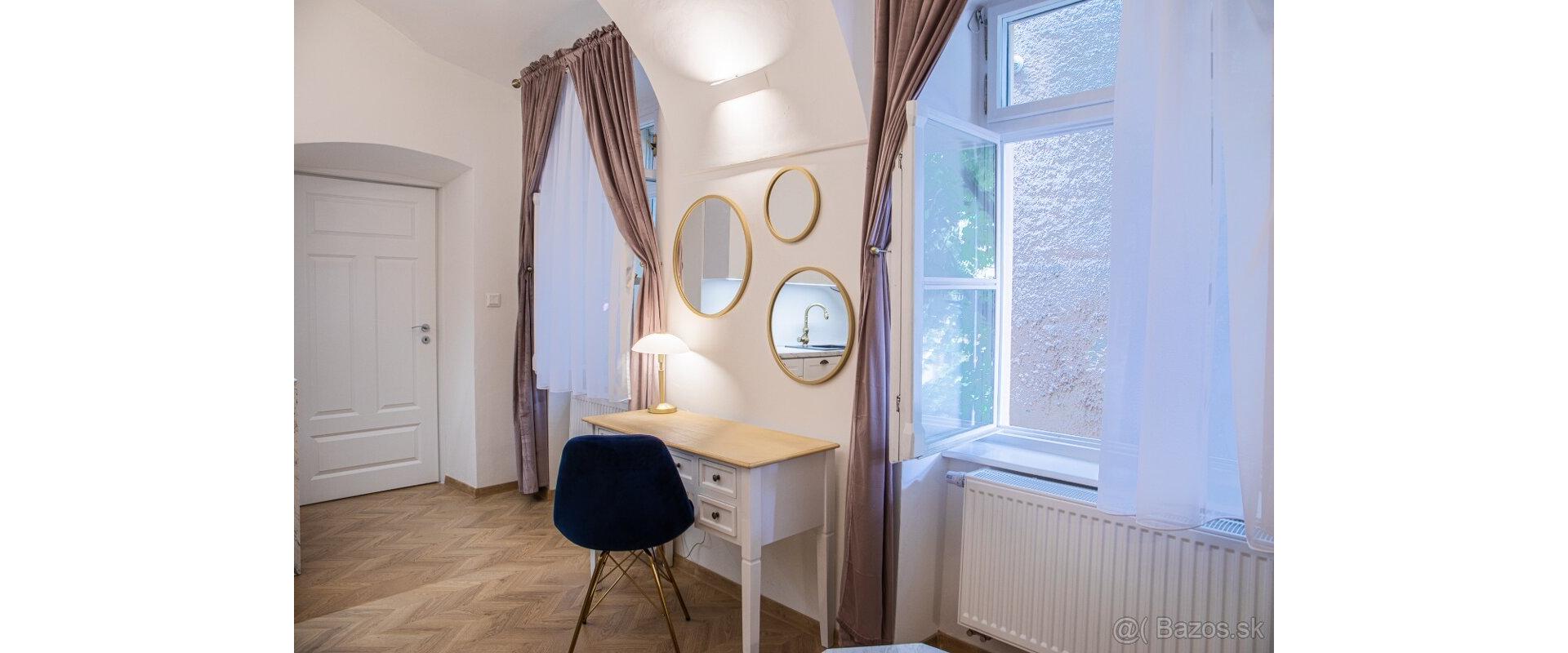 Apartmán s príbehom v historickom centre Košíc | Hlavná ulica | Airbnb investícia