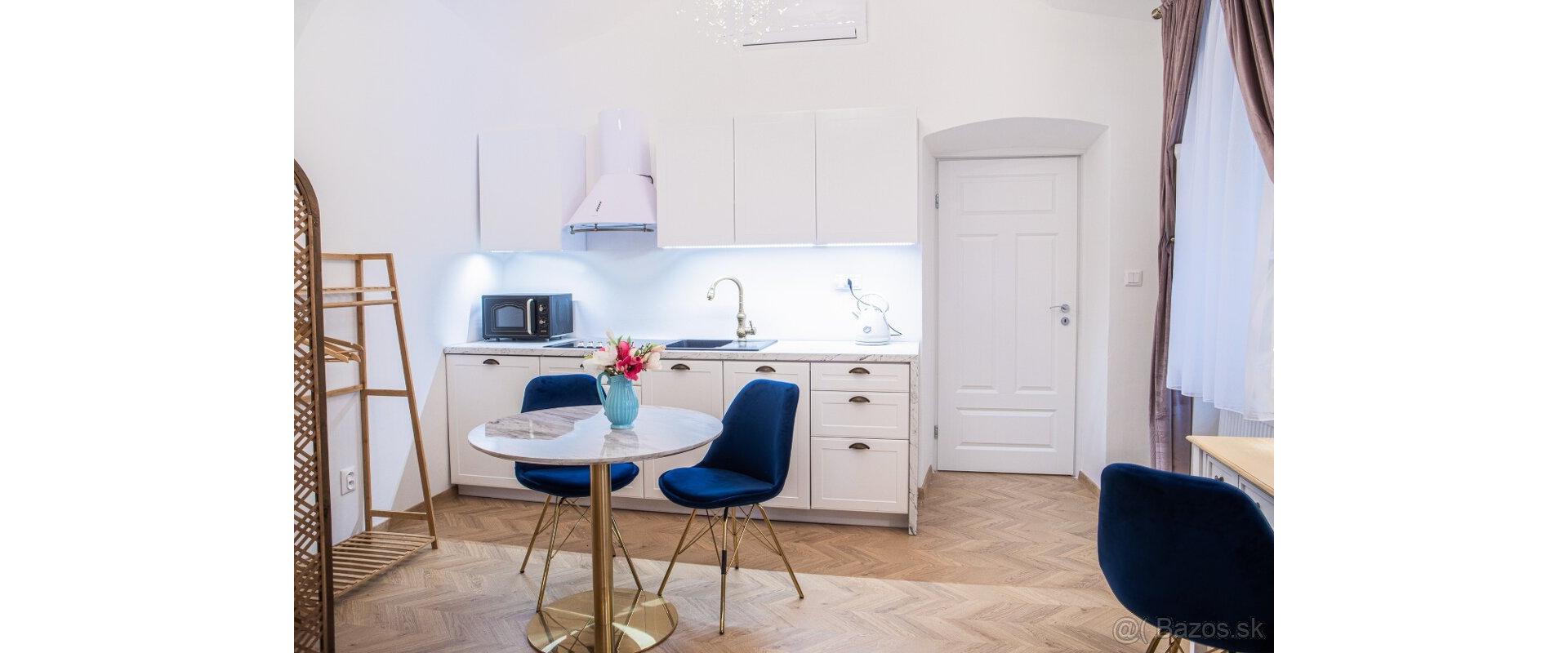 Apartmán s príbehom v historickom centre Košíc | Hlavná ulica | Airbnb investícia