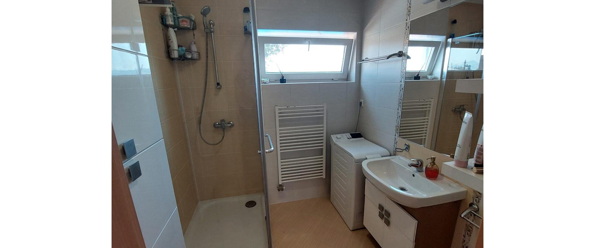 Moderný 2-izbový byt - 59 m² na prenájom v obci Mojš.