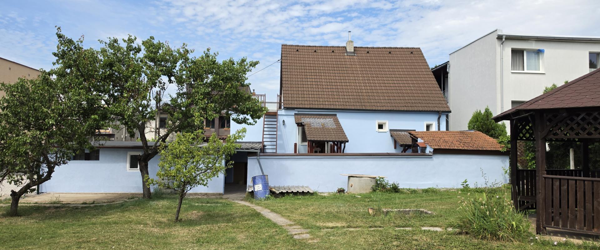 Priestranný 5-izbový dom s výťahom a veľkou záhradou