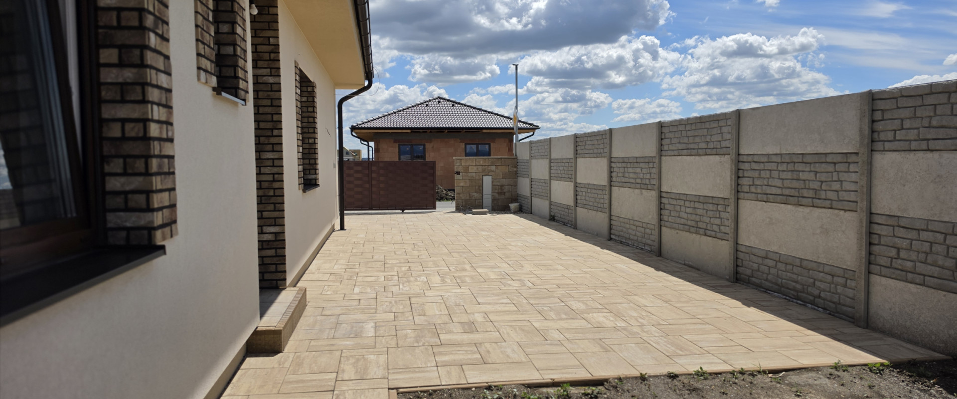 4-IZBOVÝ BUNGALOV S VEĽKOU TERASOU – LEN 5 MINÚT OD SENCA