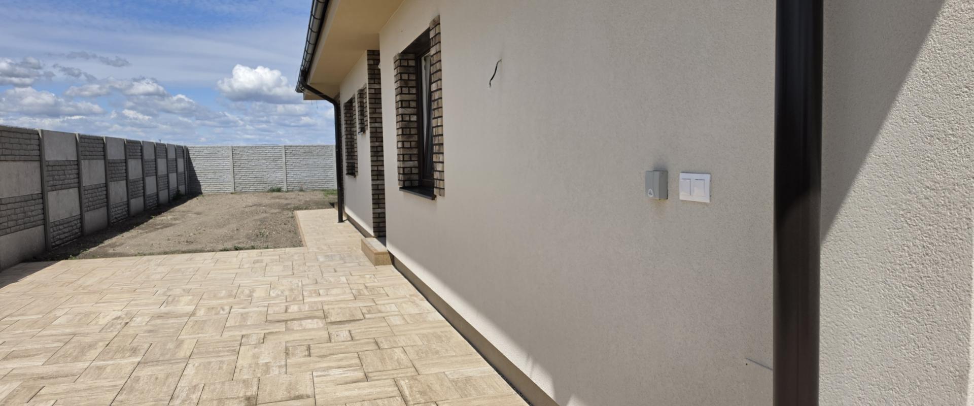 4-IZBOVÝ BUNGALOV S VEĽKOU TERASOU – LEN 5 MINÚT OD SENCA
