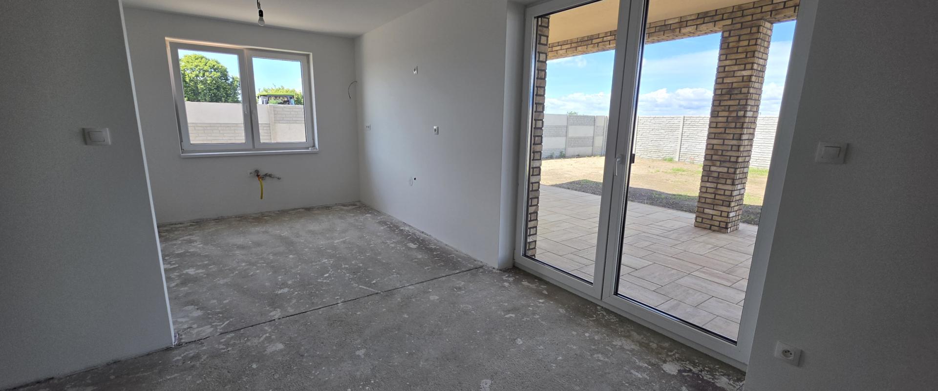 4-IZBOVÝ BUNGALOV S VEĽKOU TERASOU – LEN 5 MINÚT OD SENCA