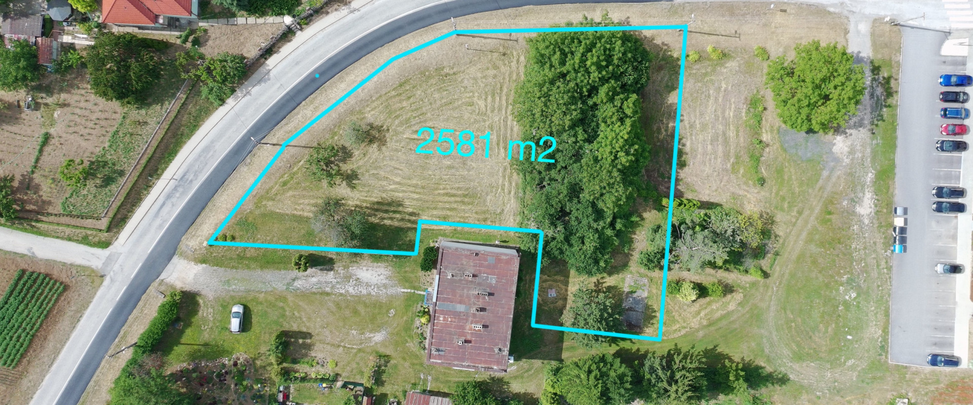 NA PREDAJ POZEMOK (2581 m2) V CENTRE - Paňa