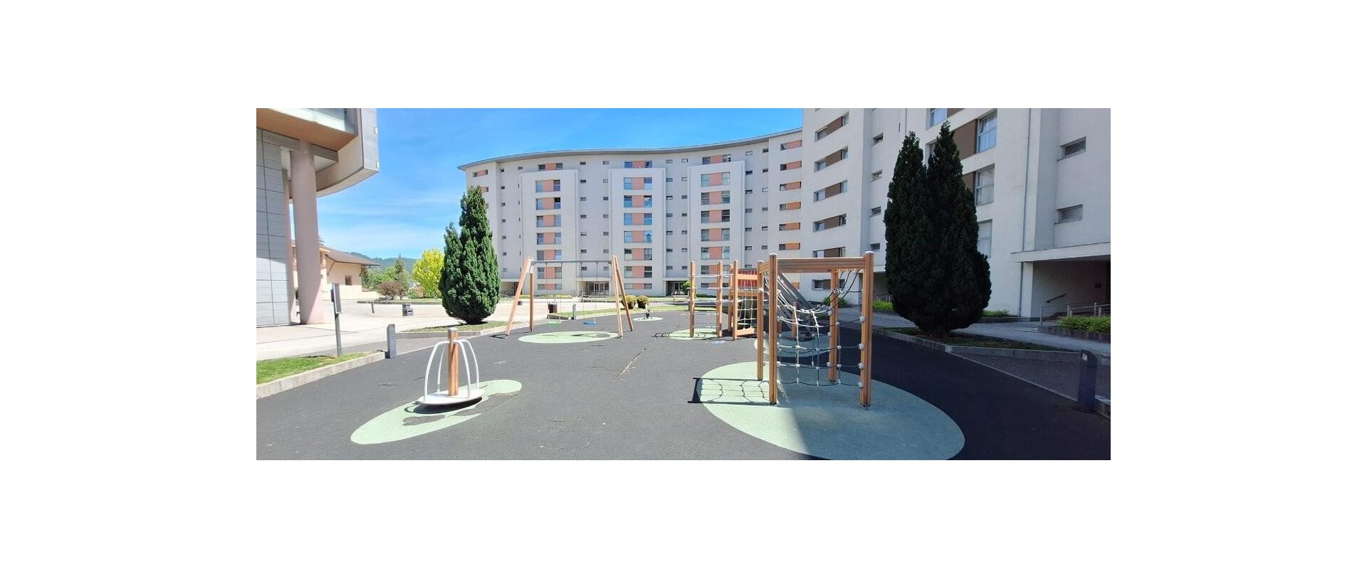 Zariadený veľkometrážny 2-izbový byt s parkovacím miestom.