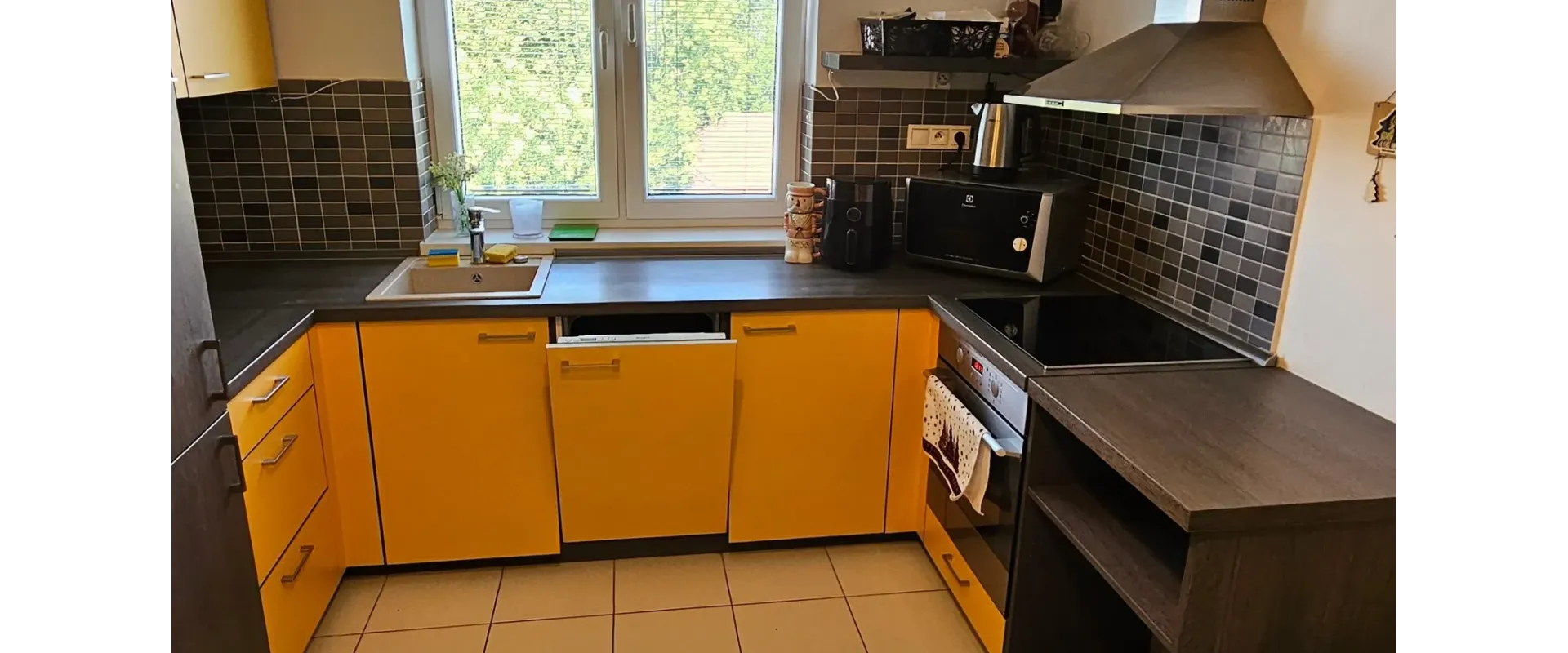 Moderný 2-izbový byt s vlastným dvorom v centre Dun. Stredy
