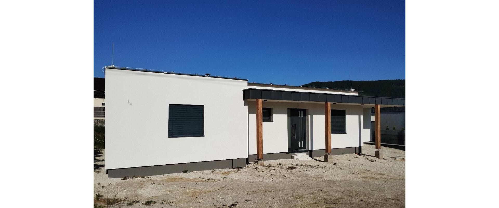 Moderný 4-izbový bungalov v obci Poluvsie iba kúsok od Žiliny.